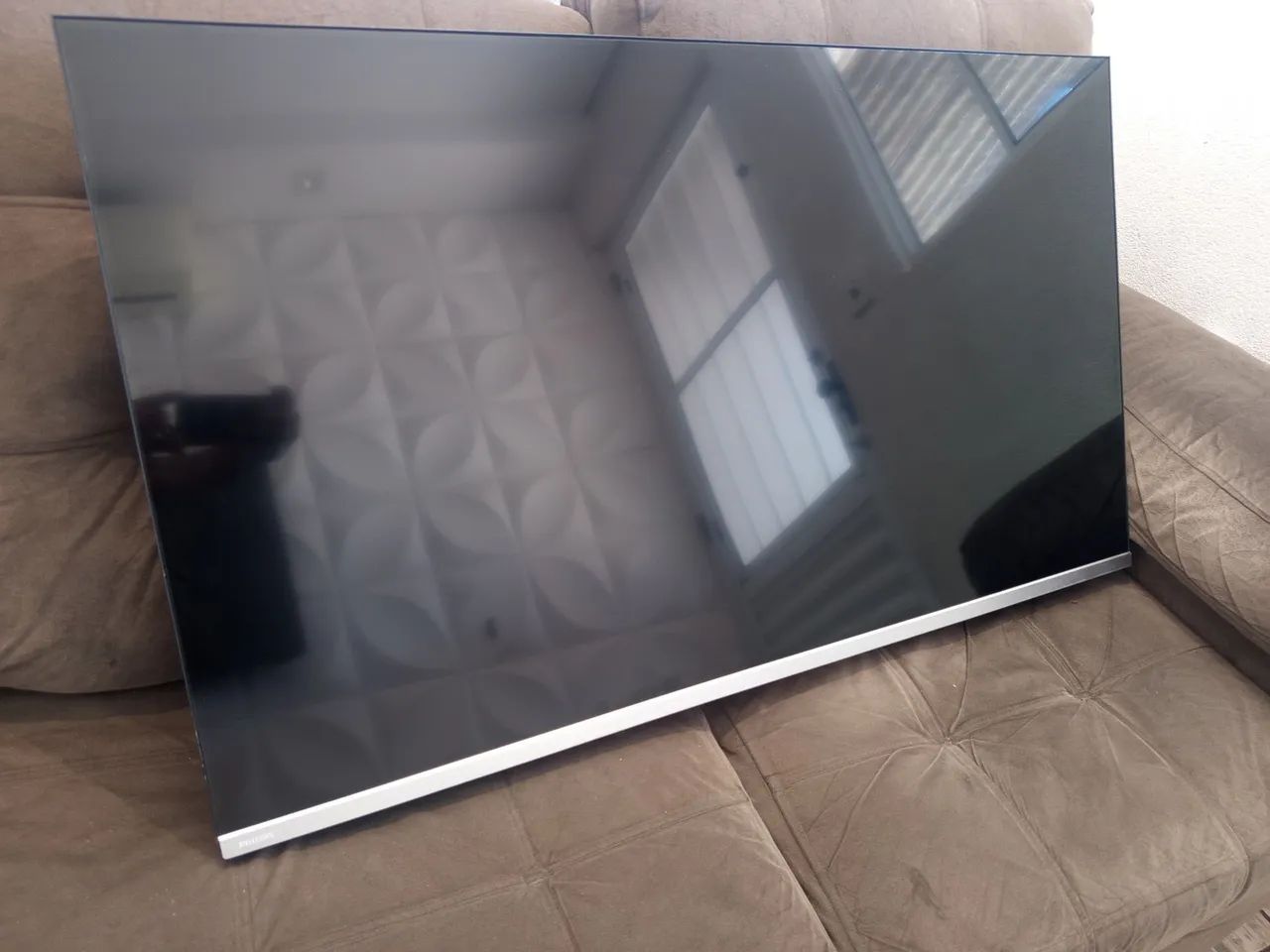 Vendo TV lê o anúncio 