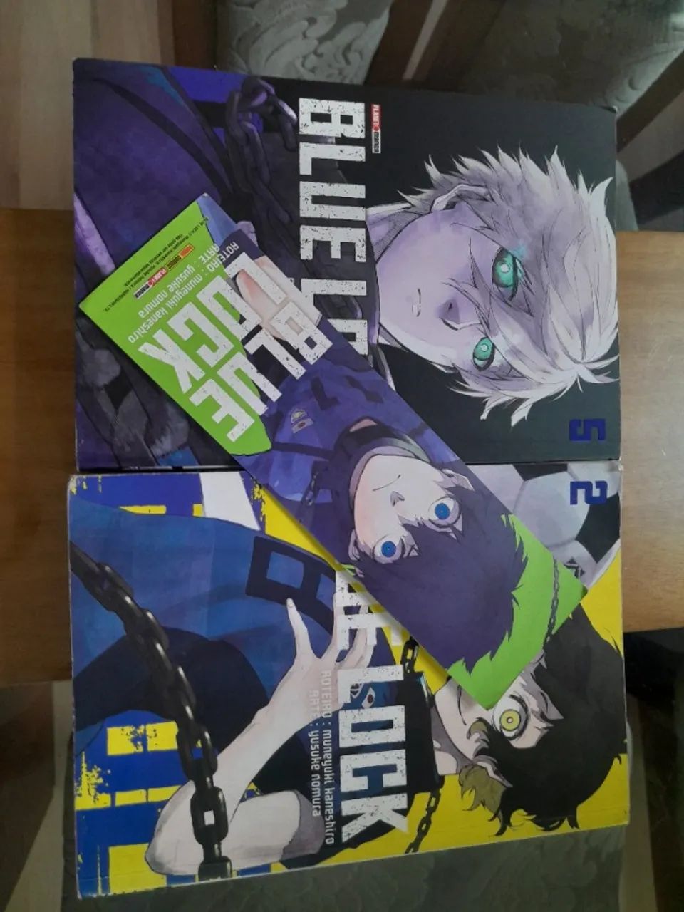 Livros de Blue Lock 2 e 5 com Marca Página - Foto 2