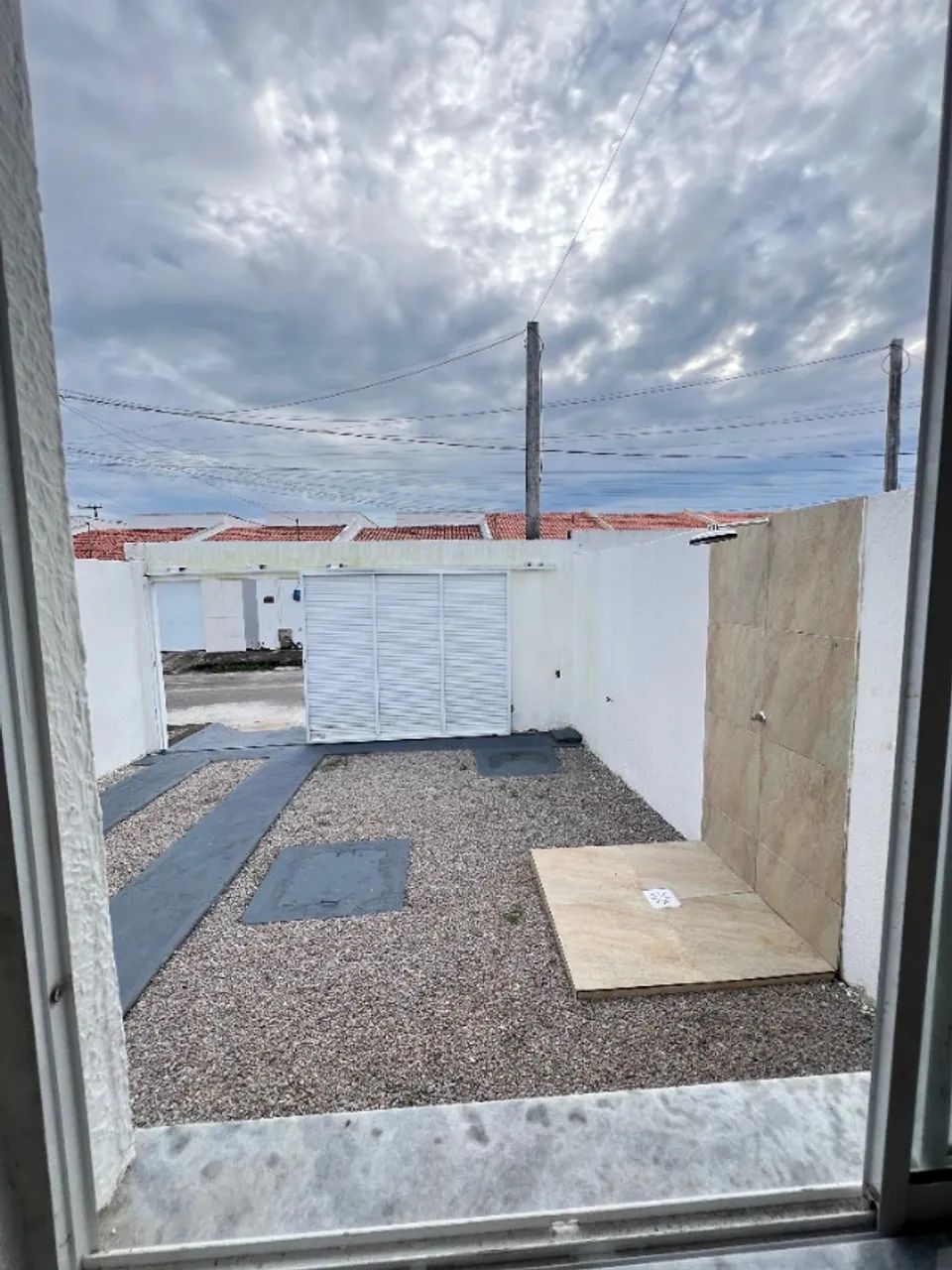 Casa em Horizonte/CE com 2 suítes e amplo terreno - só R$ 122 mil
