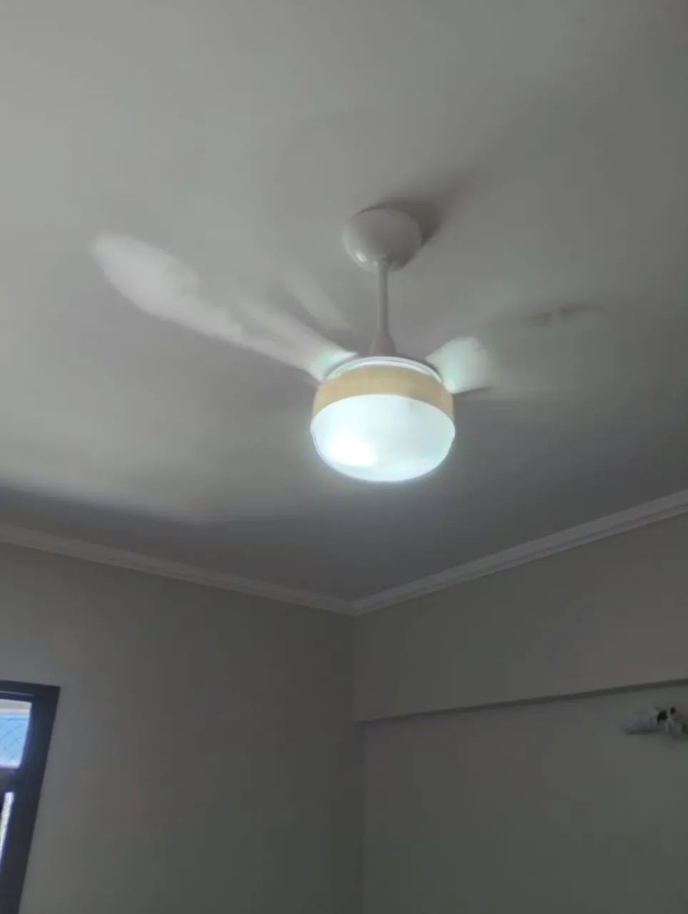 Ventilador de teto semi novo, funcionando, com 3 pás e luz.
