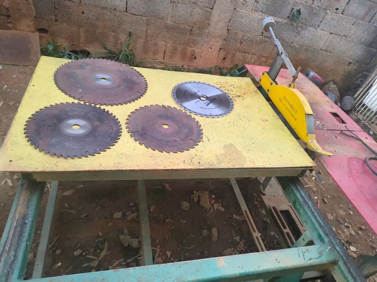 Serra de bancada para marcenaria muito boa e  potente 
