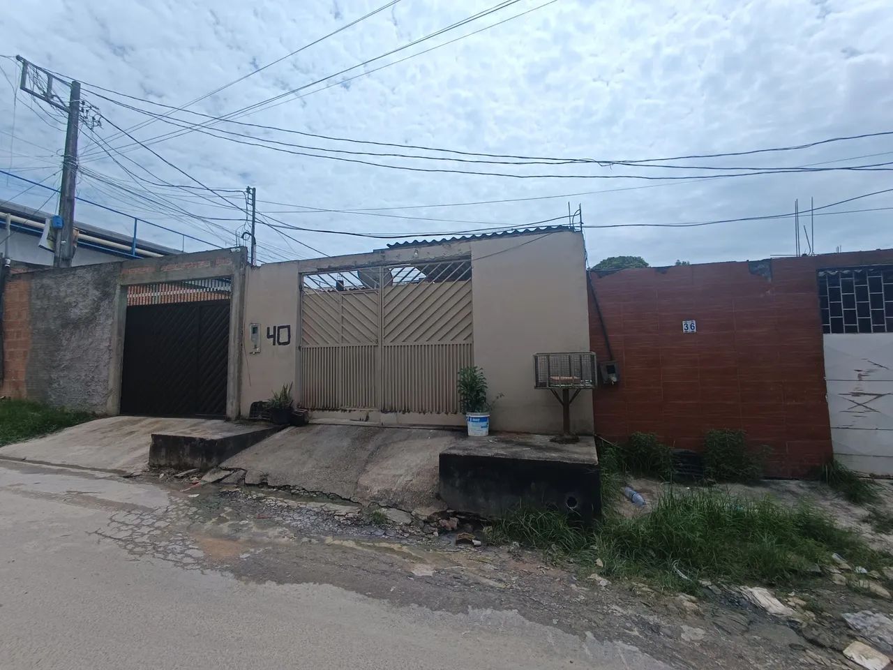 //Casa próxima ao Shopping Via Norte 