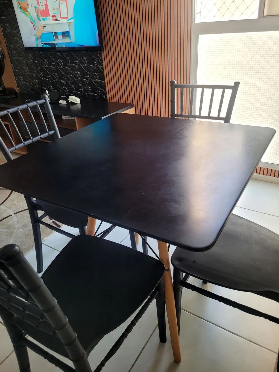 Mesa Eiffel com 4 cadeiras 