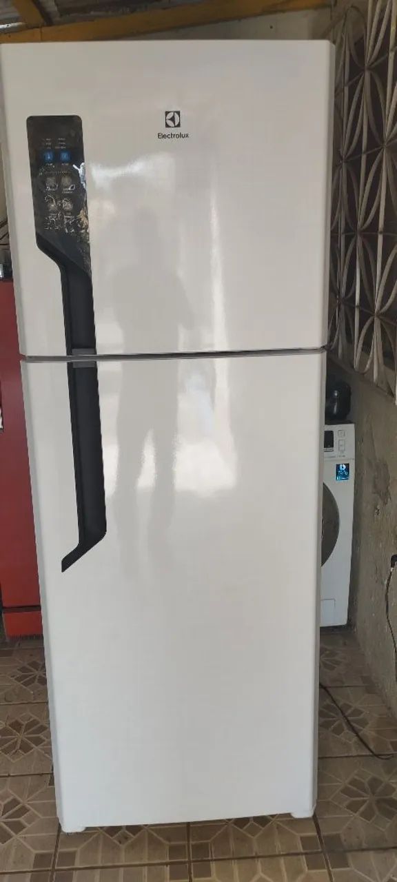 Vendo geladeira Electrolux semi nova 