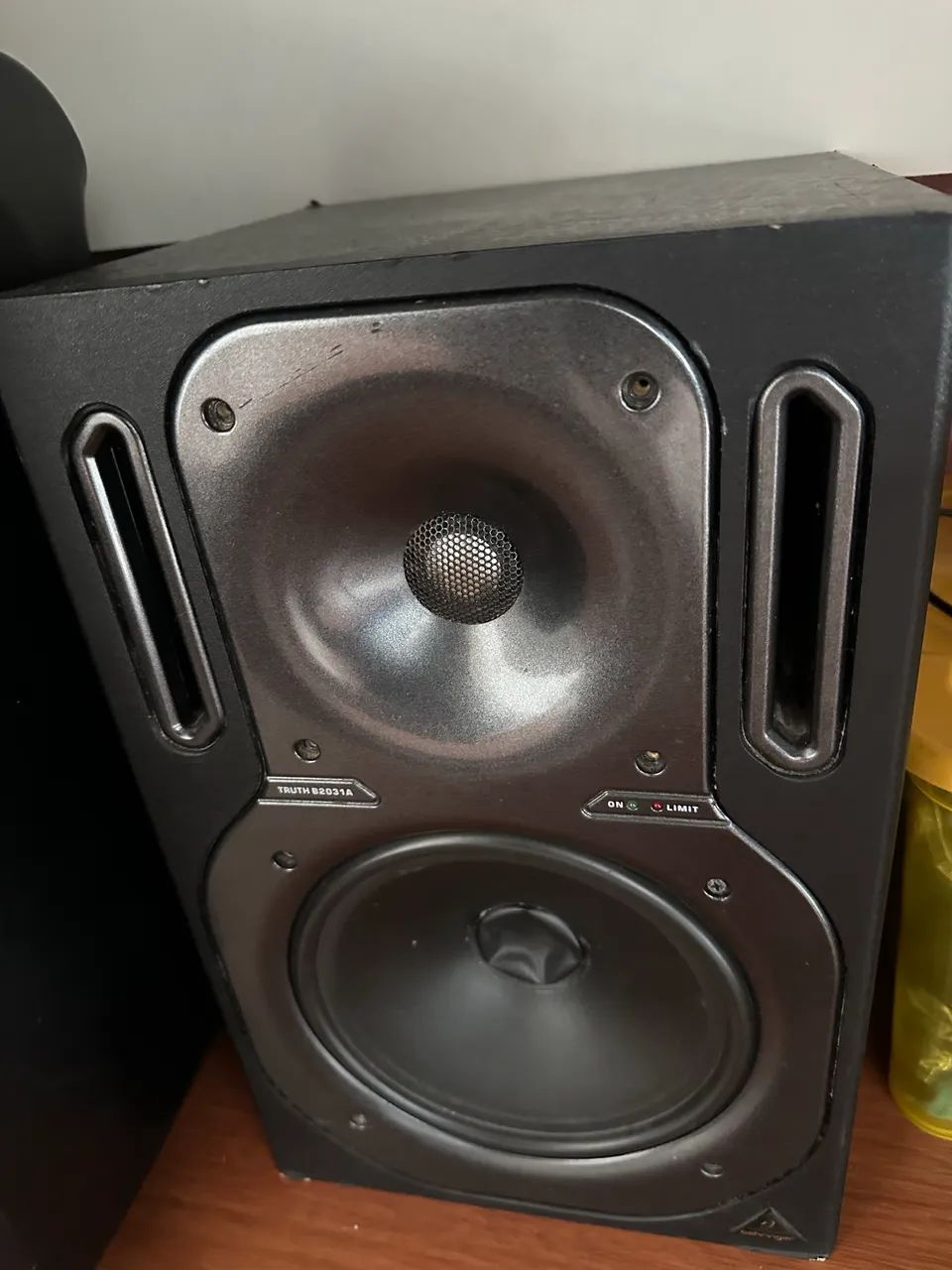 Monitor de Áudio behringuer 2031a