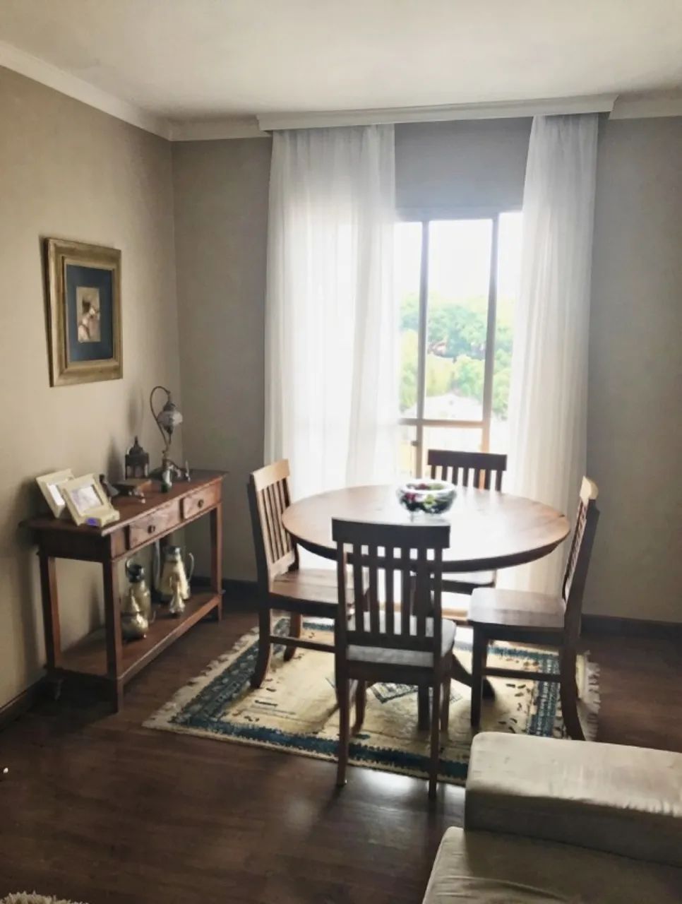 Conjunto mesa + 4 cadeiras + aparador 