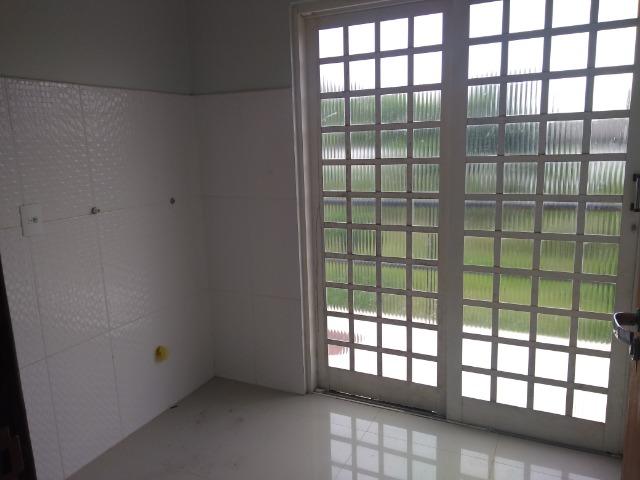 Allmeida vende bela casa com três quartos no Condomínio Mansões Entre Lagos - Foto 9