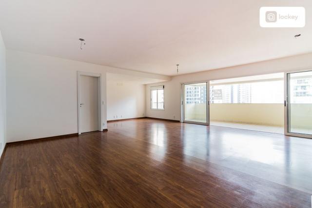 Apartamento com 200m² e 3 quartos