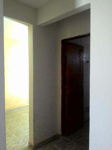 Vendo ótimo prédio com três apartamentos e uma casa de fundos - Foto 3