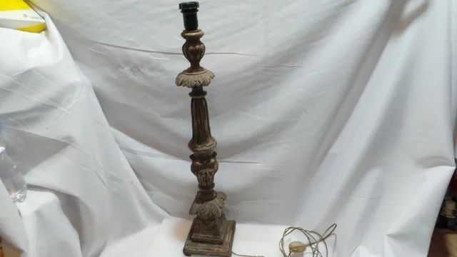 Abajur antigo em madeira nobre entalhado formato tocheiro sacro lindo dos anos 60 - Foto 5