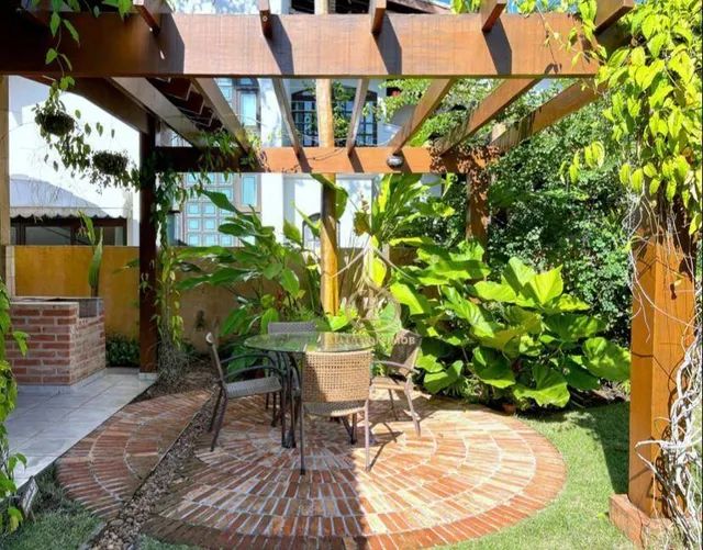 Condomínio Jardim Acapulco  Guarujá.  Casa com construção sólida, muita madeira, espaços a