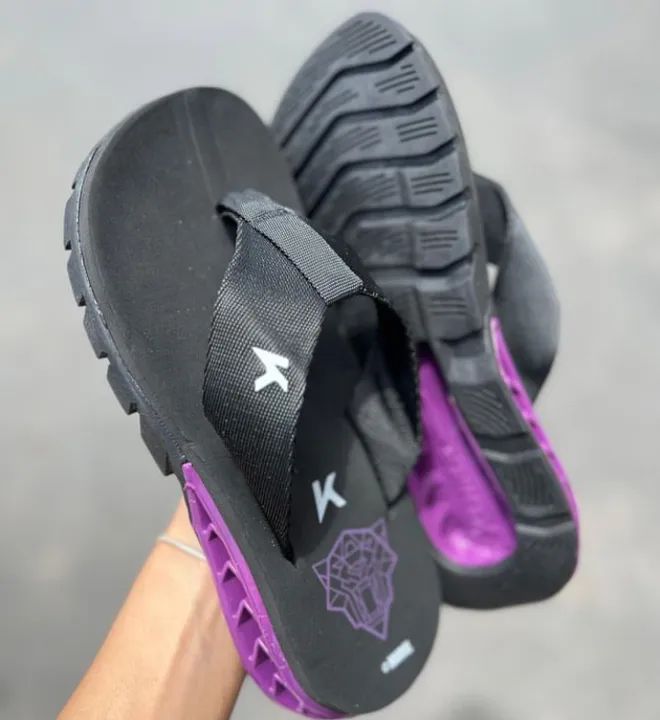 Sandália Kenner Preta com Detalhes Roxo