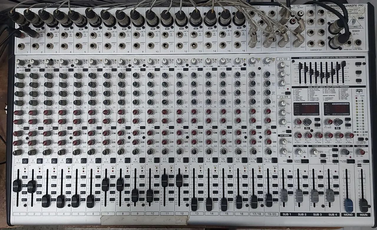 Mesa Bheringer semi nova