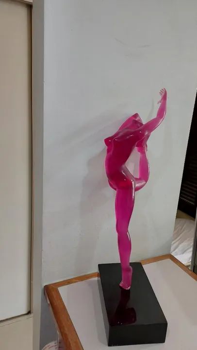 Escultura feminina mulher em acrílico:  A Bailarina 