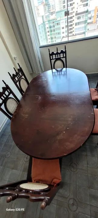 Mesa em madeira maciça pra 8 ligares com 6 cadeiras  - Foto 2