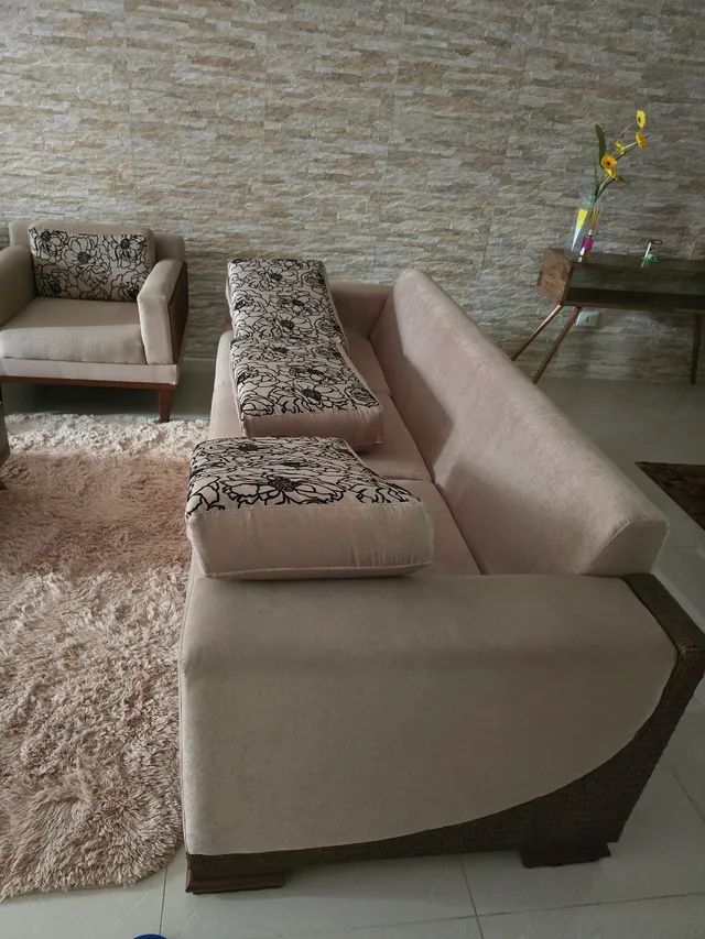 Jogo de sofá 05 lugares cor bege de madeira maçica Sofás e Poltronas