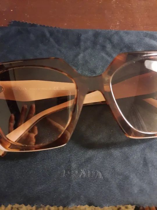 Óculos Prada com logotipo e lentes marrons - Foto 4