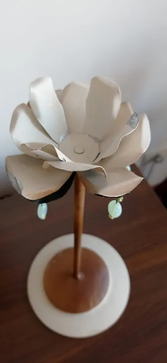 Flor em metal e pedraria