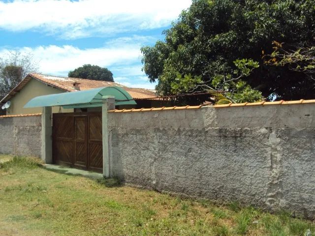 alugo casa com um quarto direito uso da piscina
