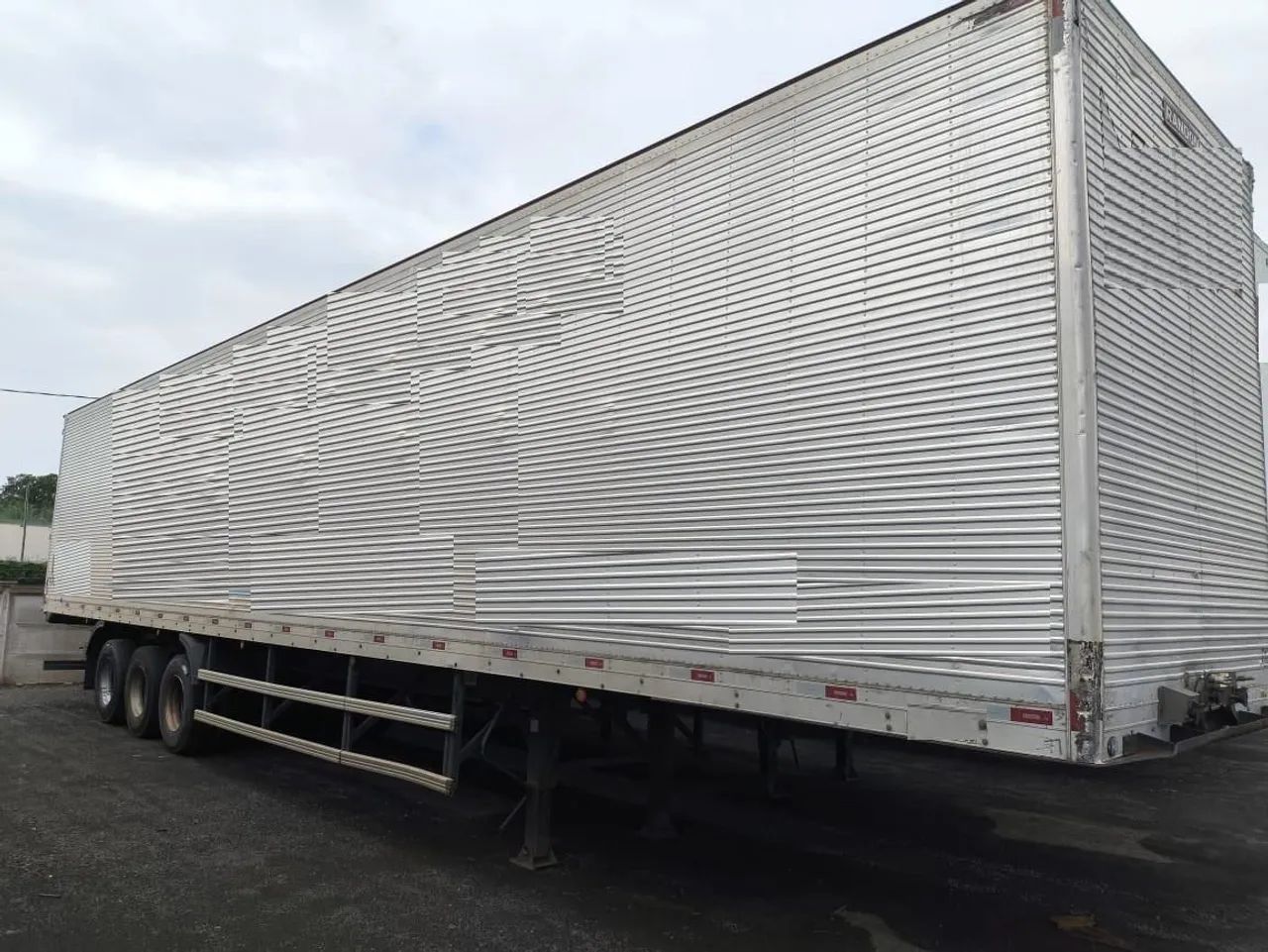 Vendo Carreta baú 3 eixos para 30 paletes ano 2015 - Foto 2