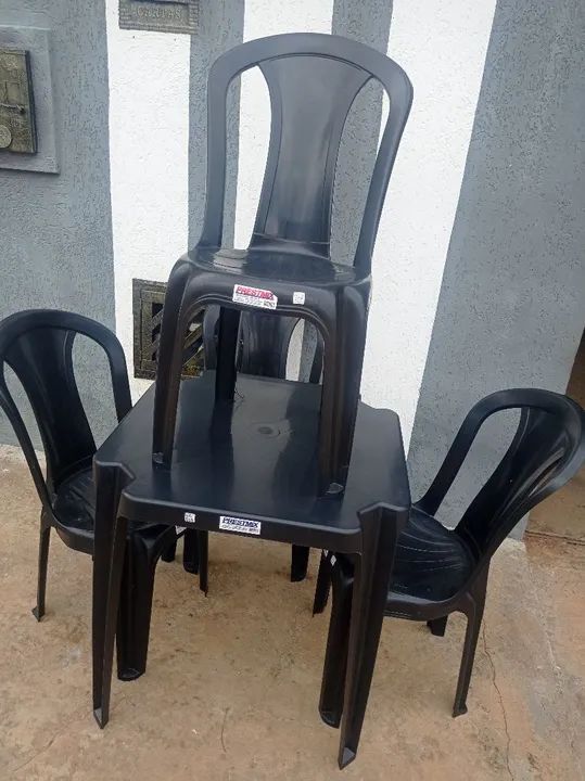Cadeiras e Mesas novas o conjunto.