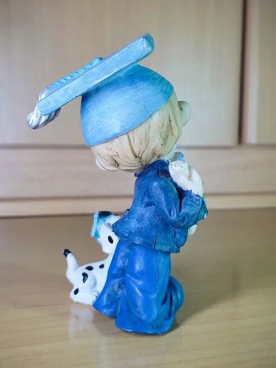 Universitário com Diploma, Beca e Cachorro - Enfeite Boneco de Resina - Foto 4