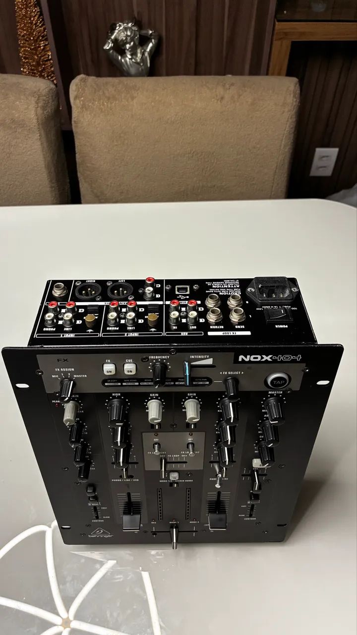 VENDO MIXER BEHRINGER NOX 404-ESTADO DE NOVO