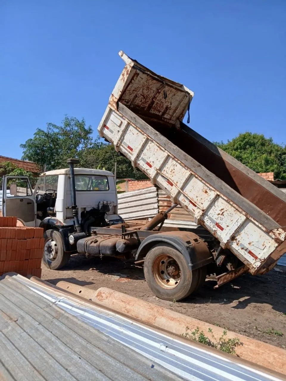 Vendo ou troco caminhao caçamba  - Foto 4