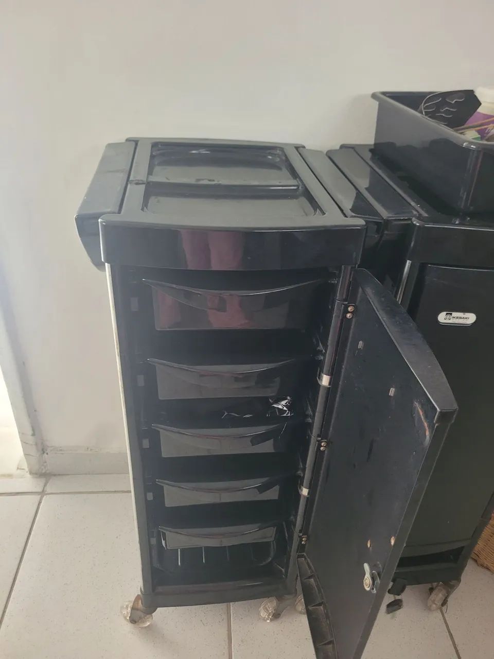 Vendo estrutura de salão cadeiras, móveis e lavatorio - Foto 4