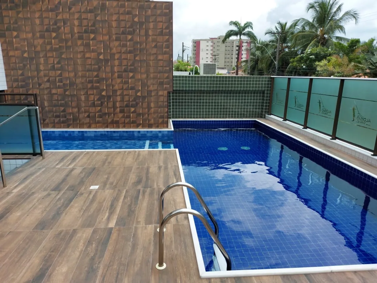 Excelente 2/4 com varanda 