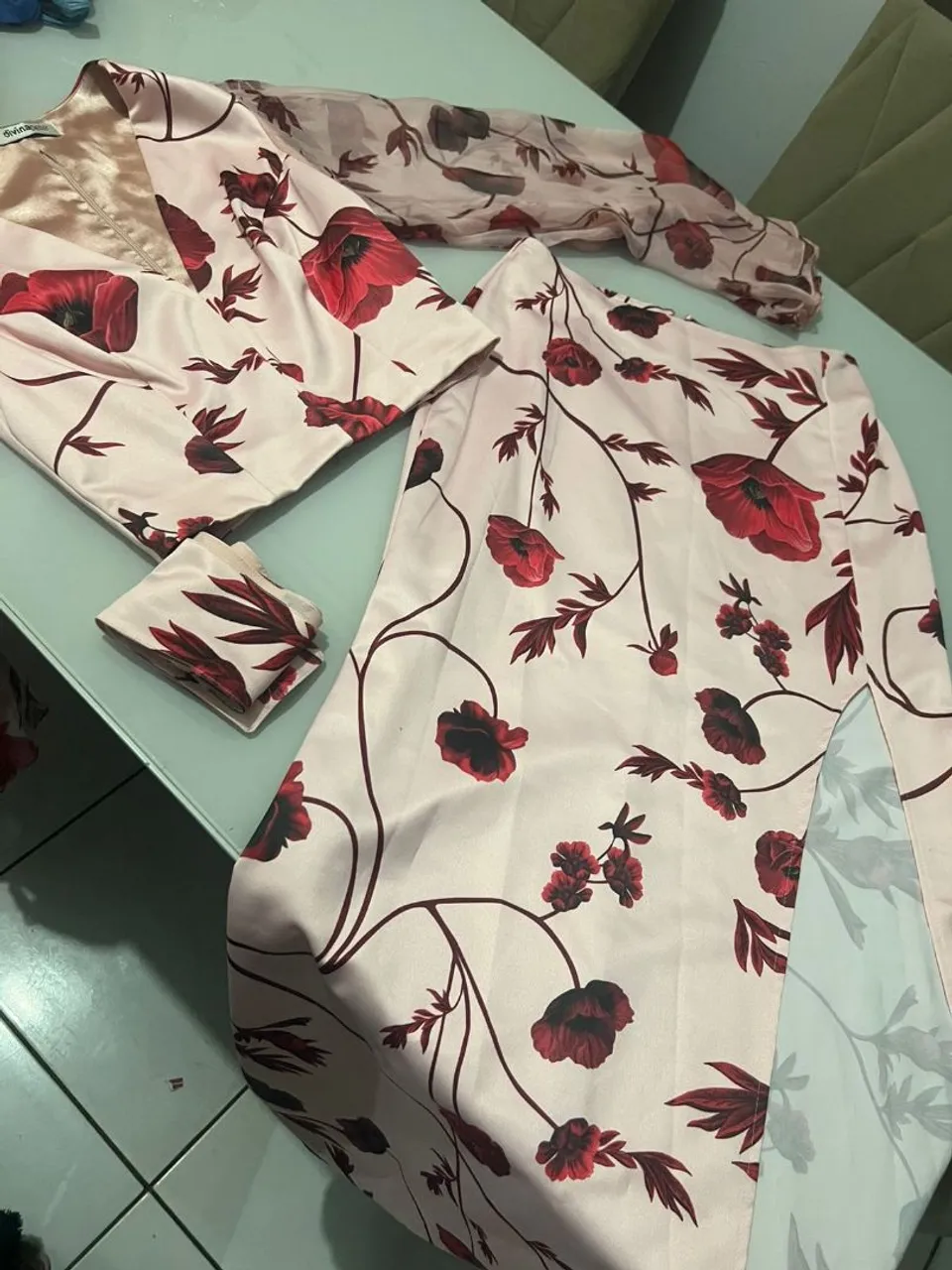 Conjunto floral elegante e moderno, veste M