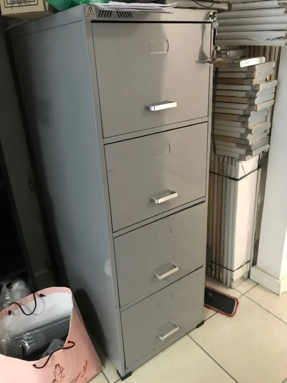 Armário de arquivo suspenso