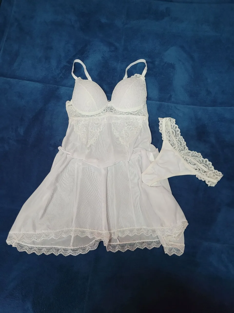 Conjunto lingerie branco com detalhes em renda