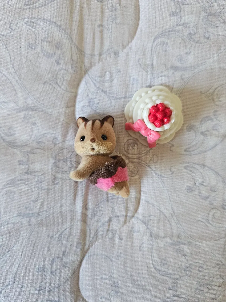 Sylvanian Families Bebê Castor com bolo