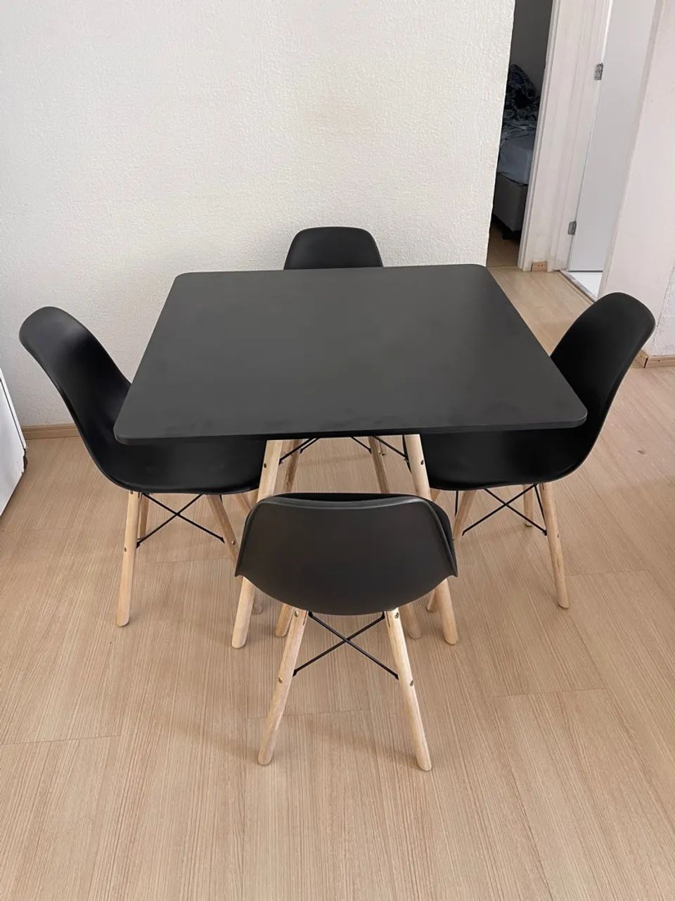 Mesa de Jantar Quadrada com 4 Cadeiras Eames Eiffel - Foto 4