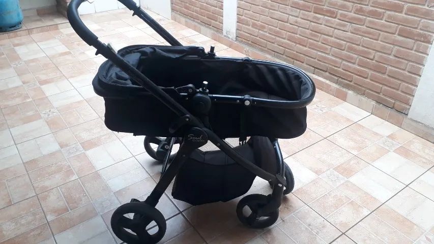 Carrinho de bebê com bebê conforto e base  - Foto 3