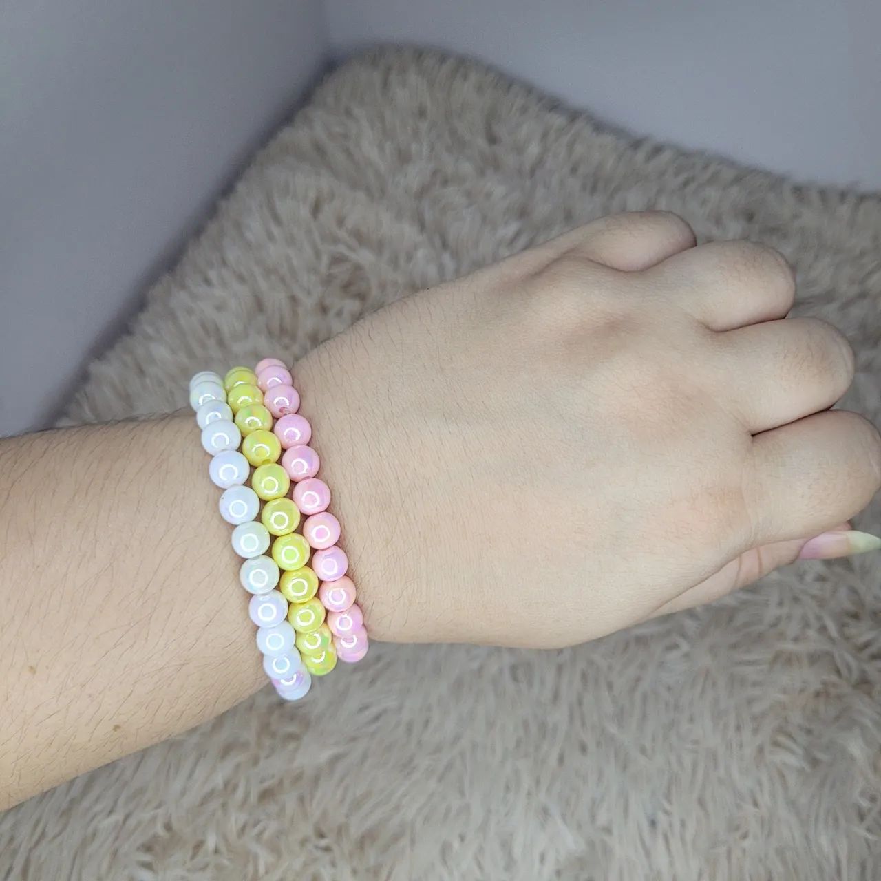 Kit 3 pulseiras de esferas peroladas branco, rosa e amarelo - feito 100% manual