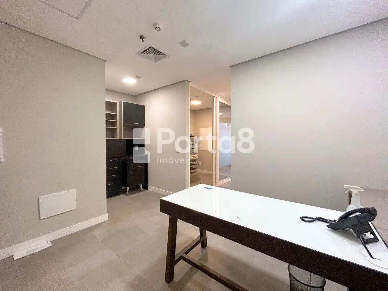 Sala Comercial Semimobiliada para Locação no Navarro Building - Estrutura Ideal para Seu N