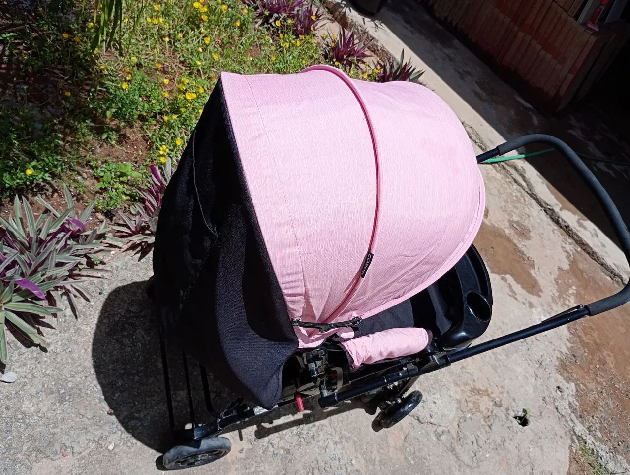 Carrinho de bebê reversível Cosco Rosa e preto seminovo  - Foto 4
