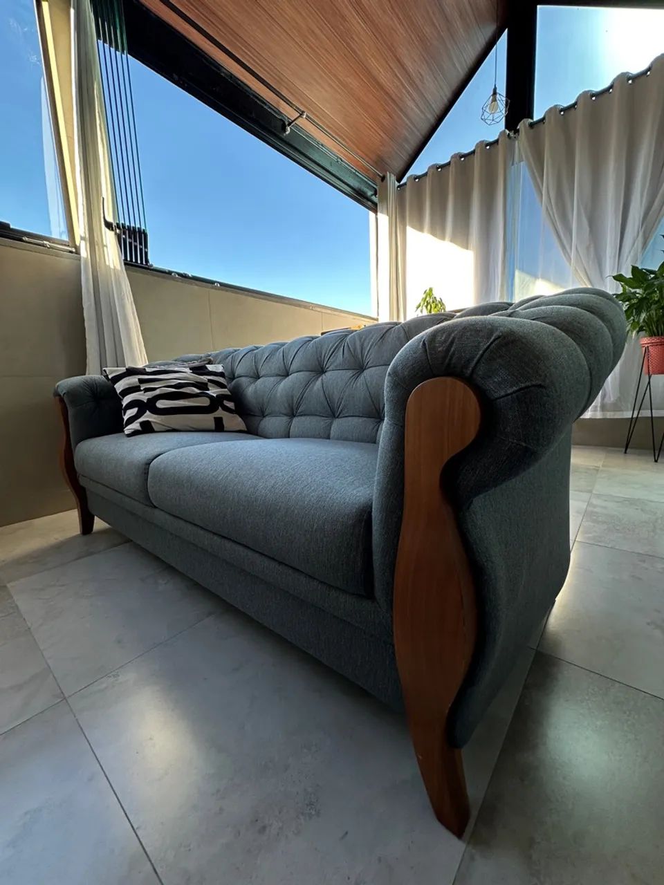 Sofá Cinza Elegante para Sala de Estar - Foto 4