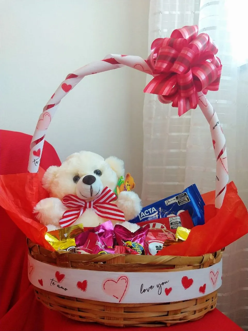 Cesta de presente com ursinho e chocolates
