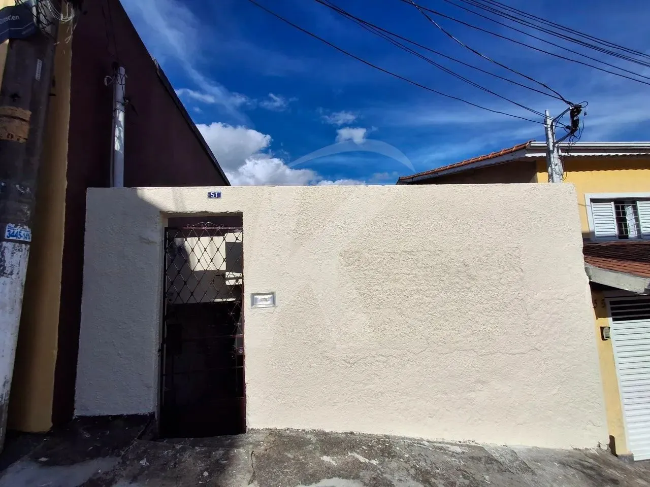 Casa com 1 quarto, sala, cozinha, banheiro, área de serviço
