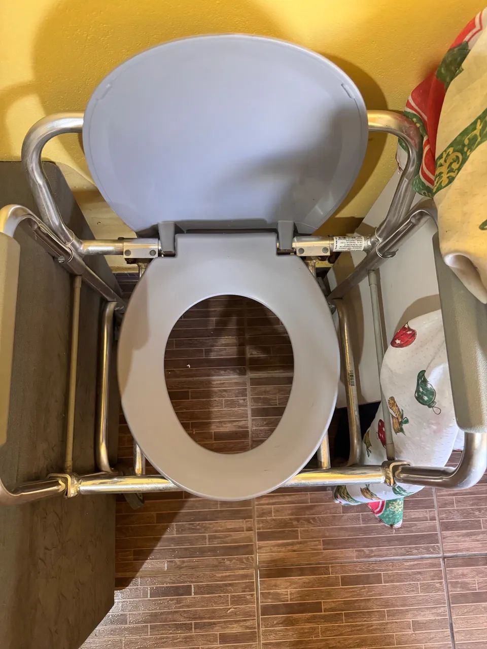 Vendo Cadeira de rodas para higiene  - Foto 2
