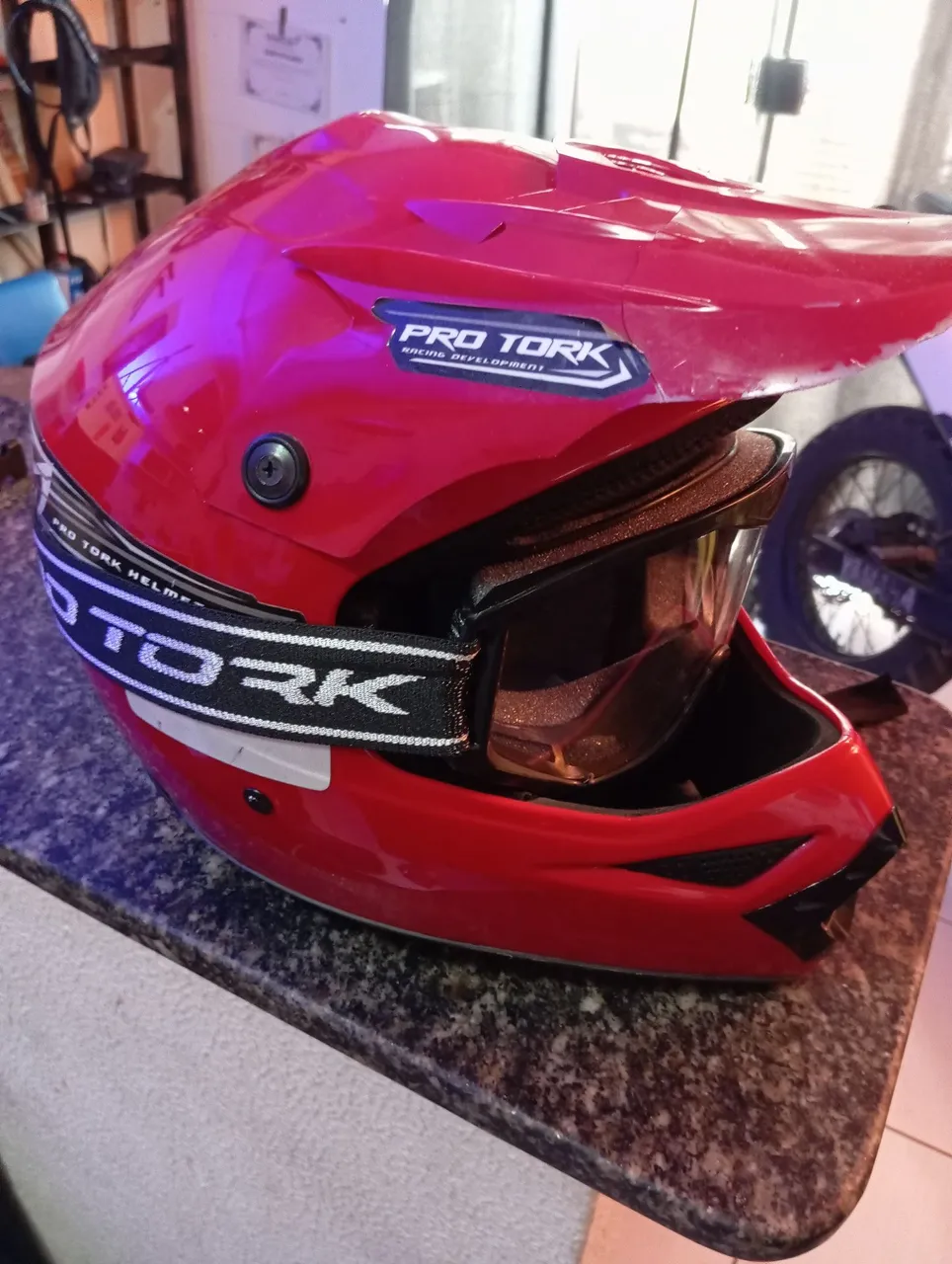Capacete Pro Tork Vermelho com óculos protork
