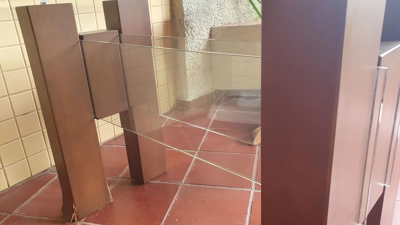 Mesa de vidro 1,60m × 1,00m com apoio em madeira (danificado) - Foto 3
