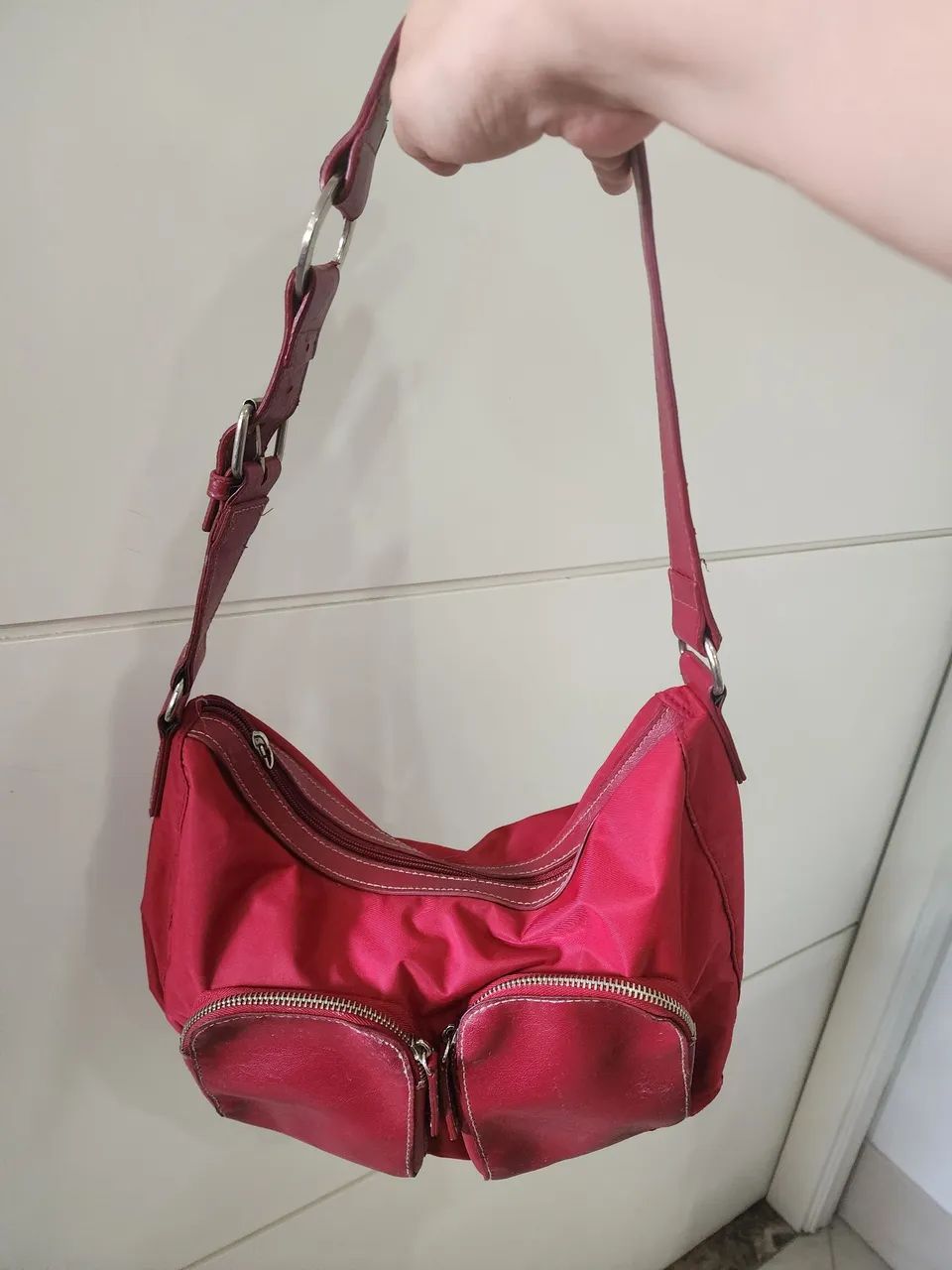 Bolsa de nylon Vermelha com alça e bolsos de couro vintage - Foto 4
