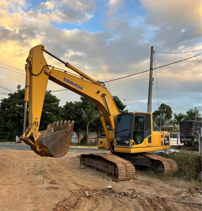 Escavadeira Komatsu PC200 ano 2012 com motor novo, em MG