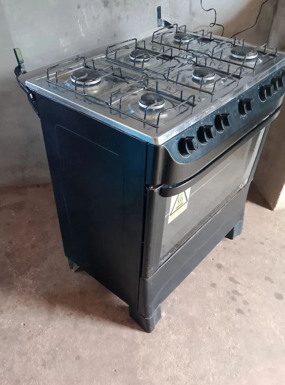 Fogão 6 Bocas com Forno funcionando perfeitamente semi novo 