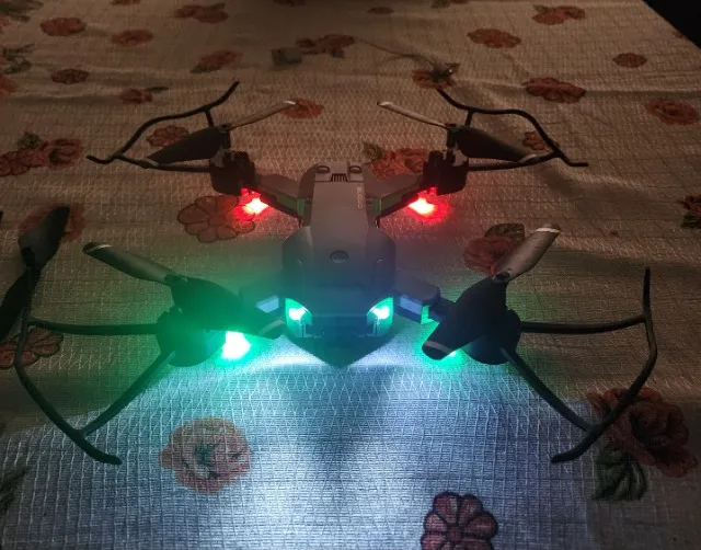 Q6 Drone com câmera dupla HD, c/ duas baterias e estojo de transporte conservado.