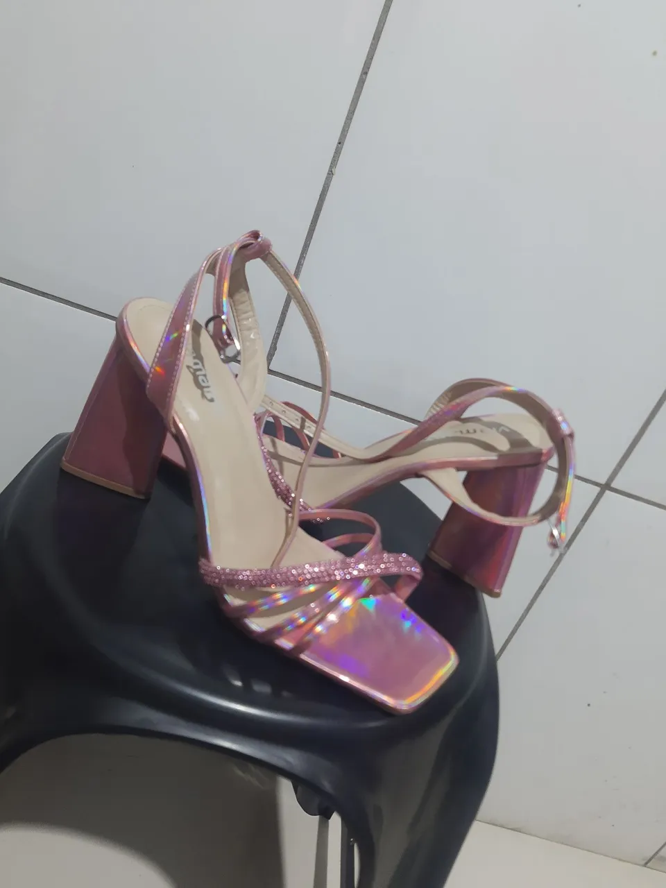 Sandália Holográfica Rosa com Detalhes em Strass